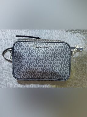 🦋 MWT Michael Kors Gray Crossbody Bag